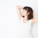 髪の短い女性